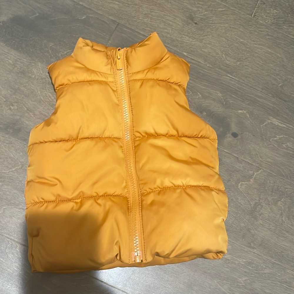 Old Navy unisex Baby Puffer Vest 6-12months